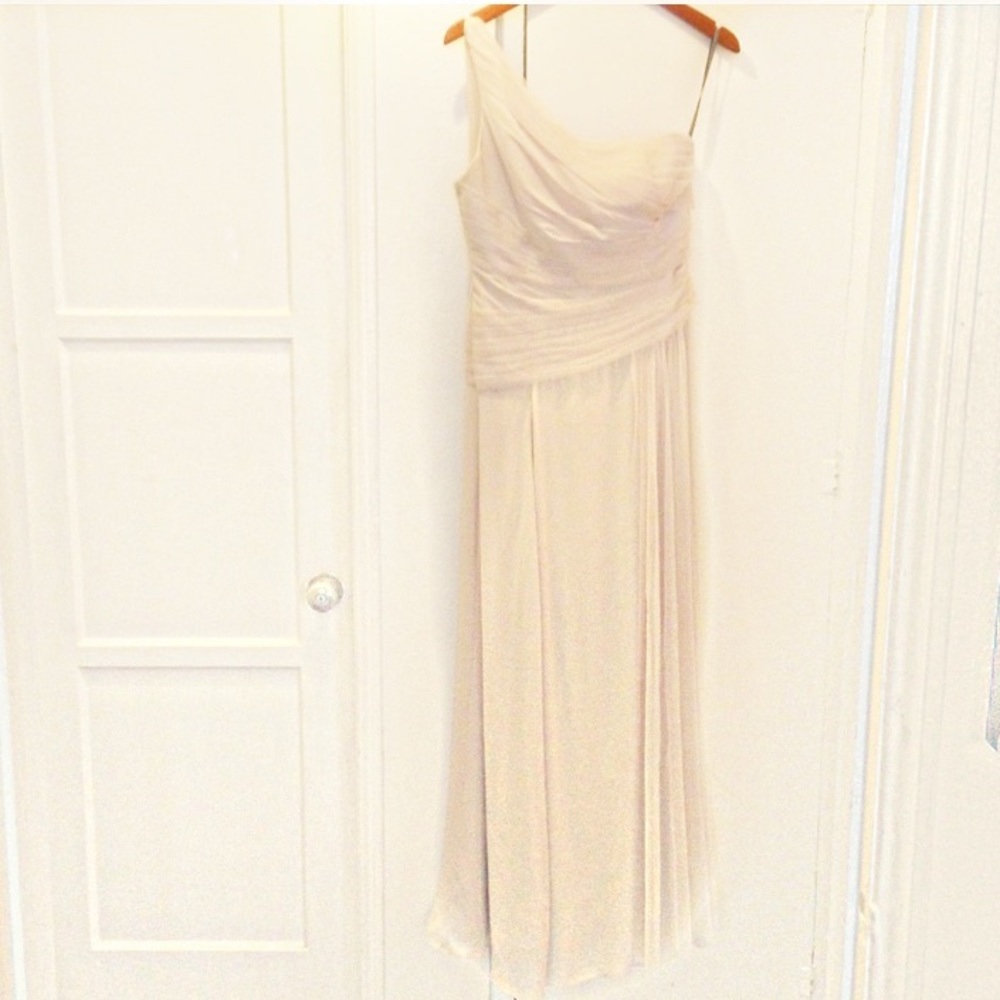 Like new Vera wang cream wedding dress size 4 - Picture 4 of 11